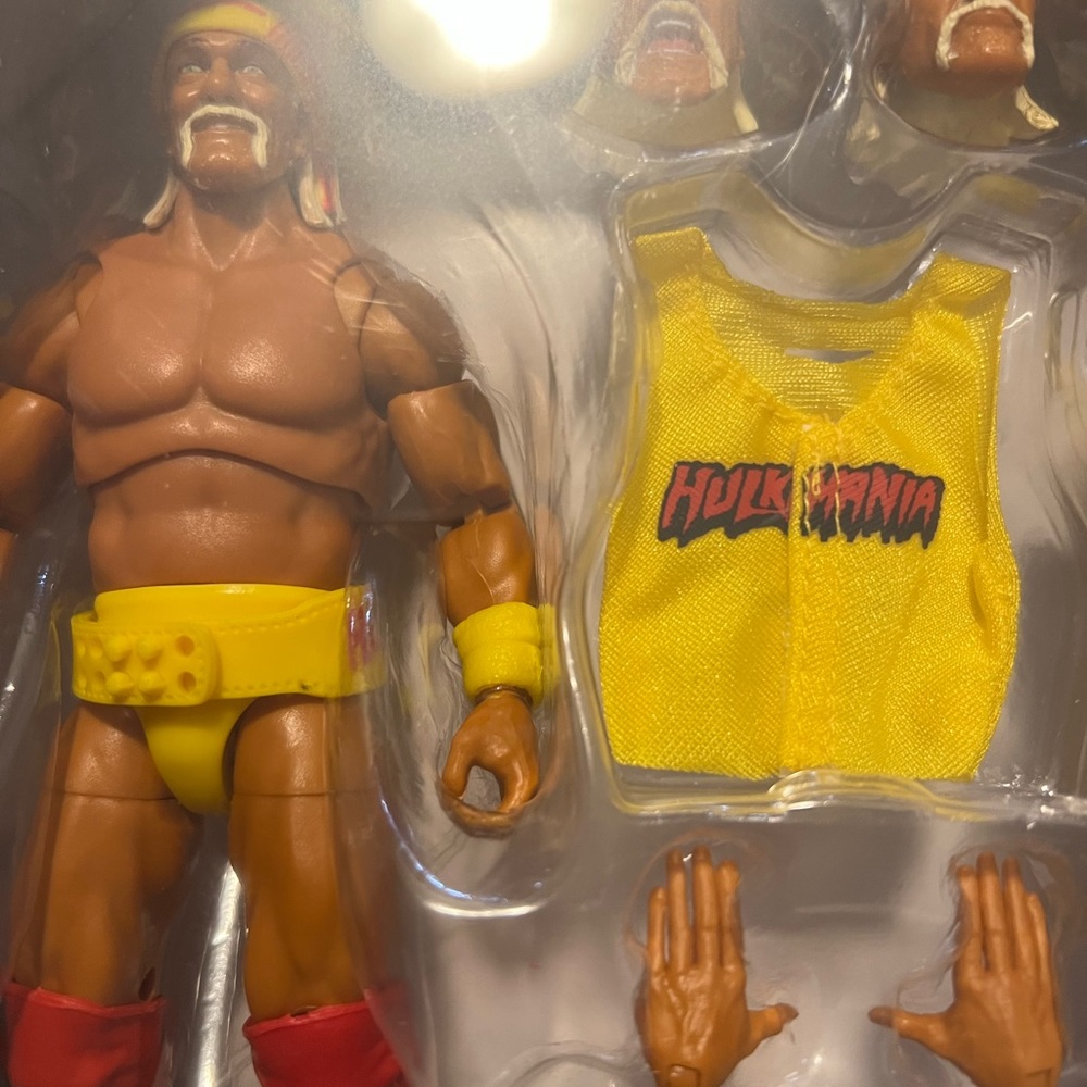 Hulk Hogan Ultimate Edition Fan TakeOver (Amazon Exclusive) - WWE Action Figure